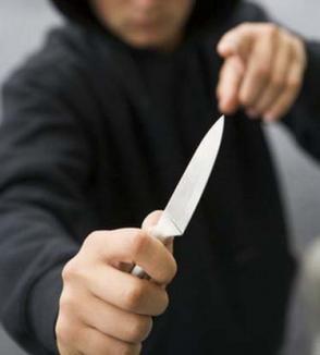 Atenţie la cerşetori! Un bărbat a fost ameninţat cu cuţitul în faţa unei biserici